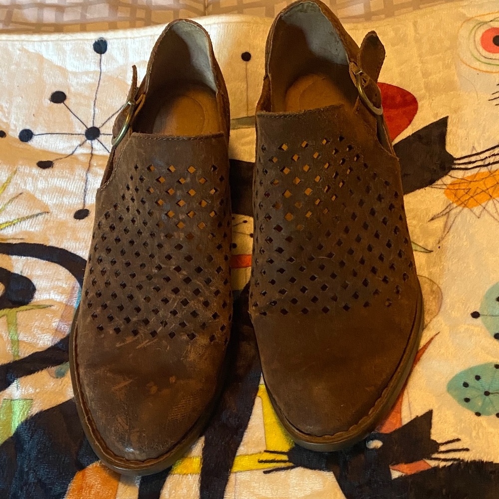 Born Women’s Dark Brown Leather Sandals